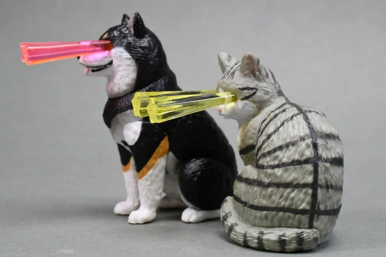 Vista frontal de las figuras Eye Beam Shiba Inu y gato