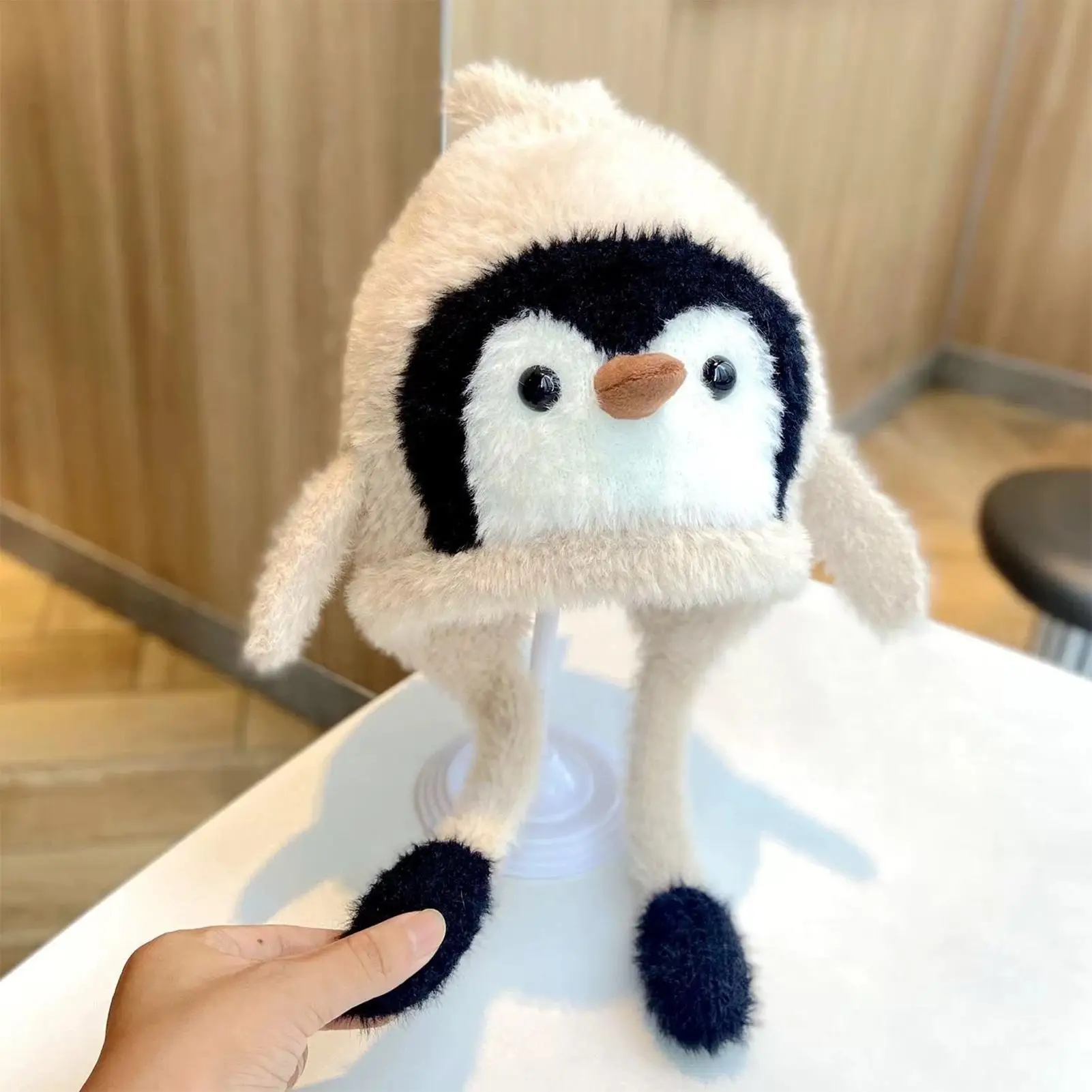 Gorro de peluche pingüino con orejeras
