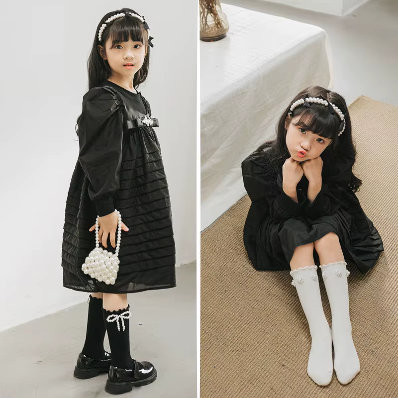 Niña usando los calcetines con vestido Lolita