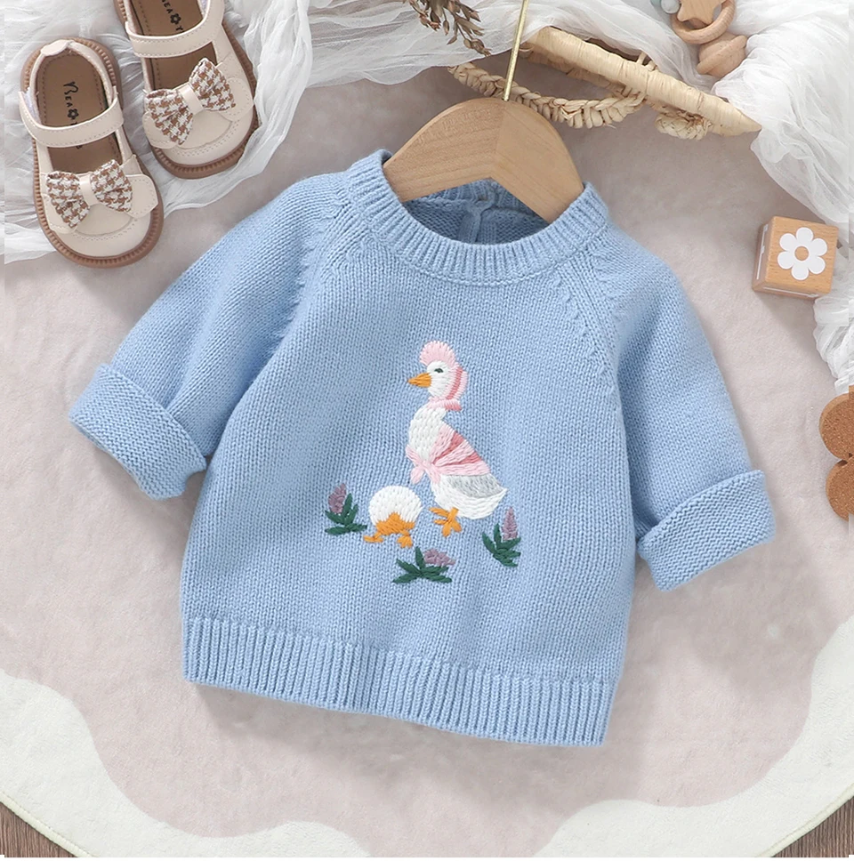 Suéter de punto azul para niño pequeño