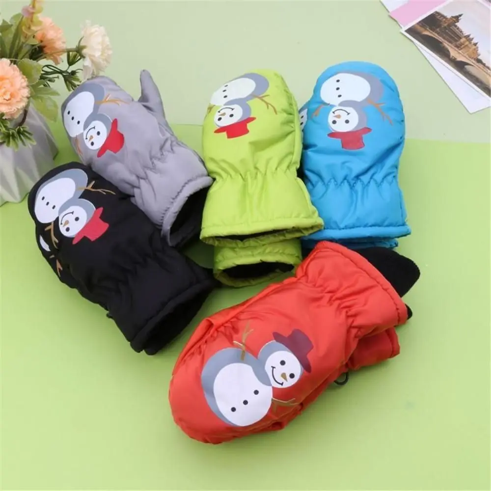 Interior y puño ajustable en guantes infantiles