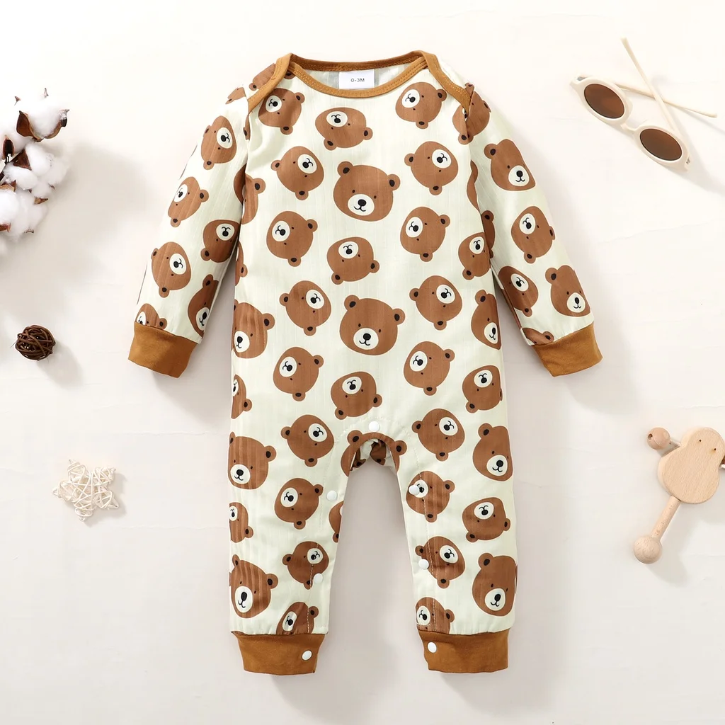 Detalle del estampado de oso y botones a presión