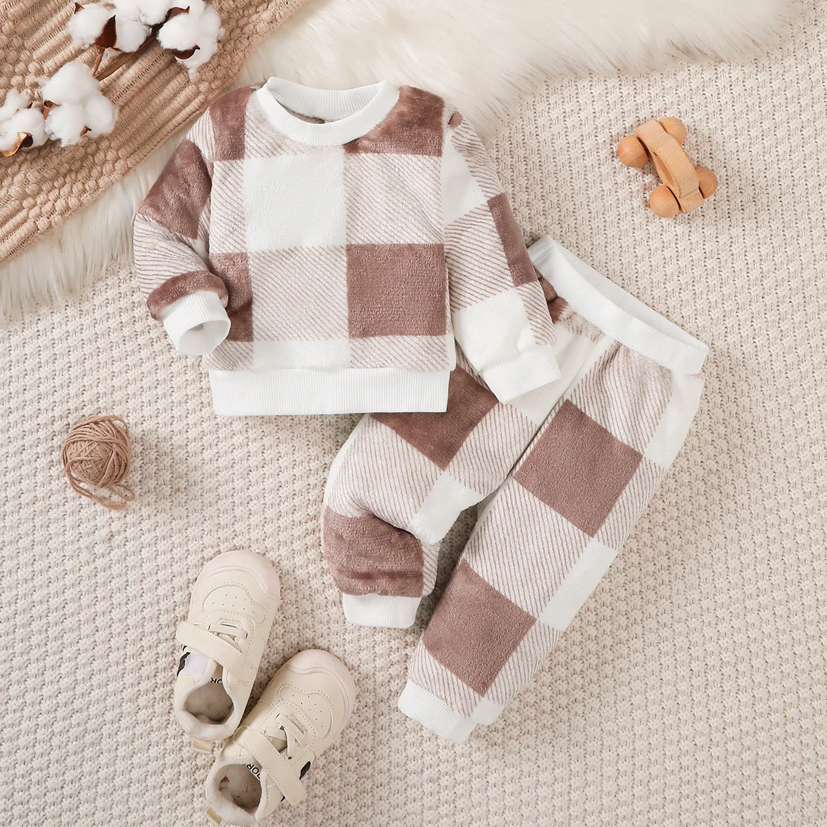 Conjunto de felpa invernal para bebés: top a cuadros y pantalón - imagen 2