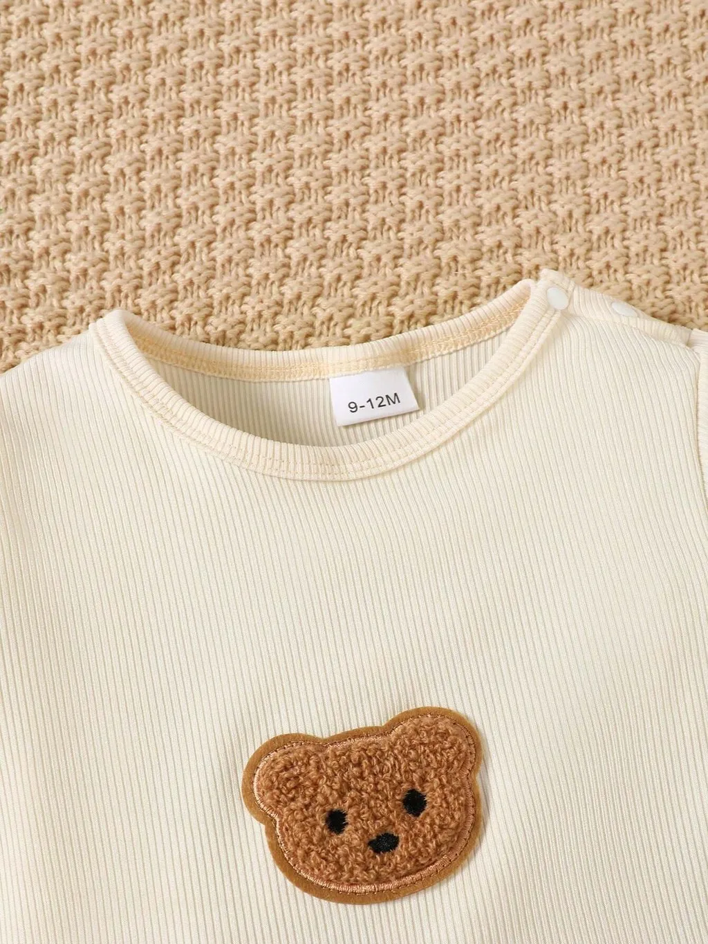Diseño de oso tipo peluche en el mono