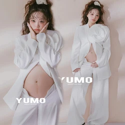 Conjunto de maternidad blanco para sesión de fotos en estudio