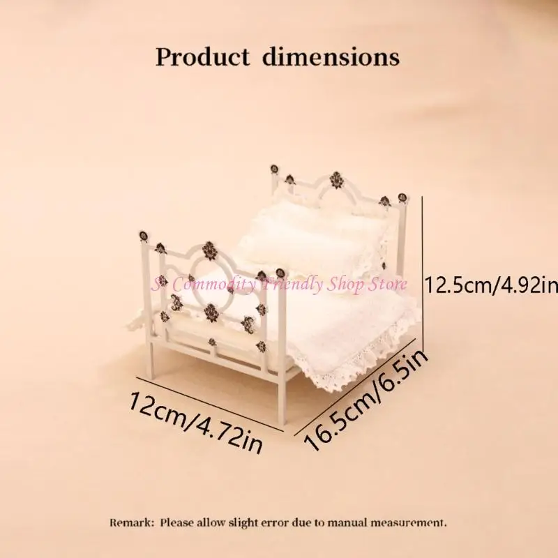 Cama en miniatura para casas de muñecas con decoración - imagen 4