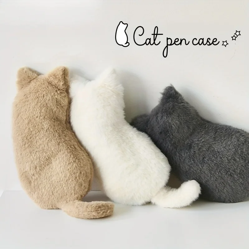 Vista frontal del estuche de gato de peluche