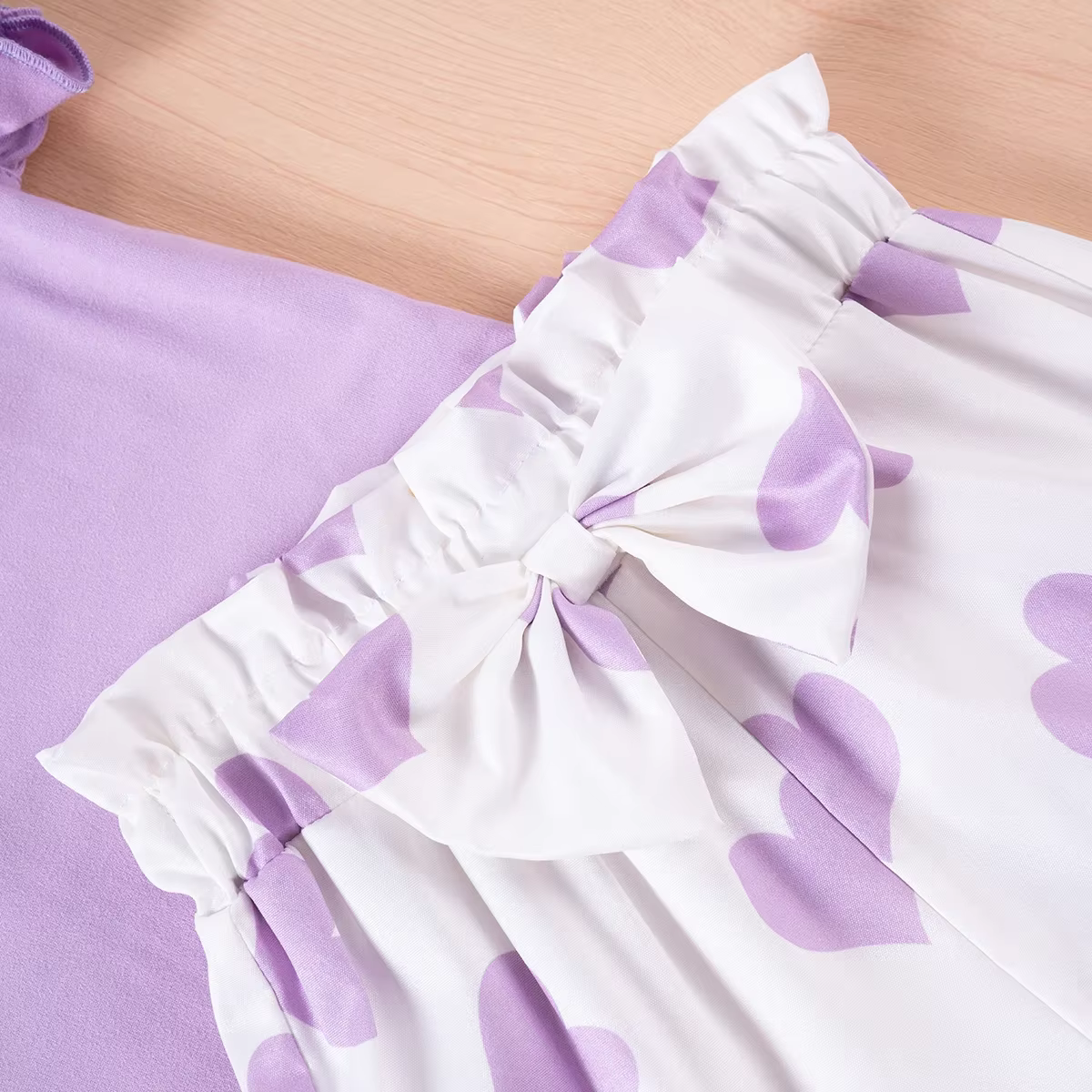El conjunto doblado mostrando el estampado completo