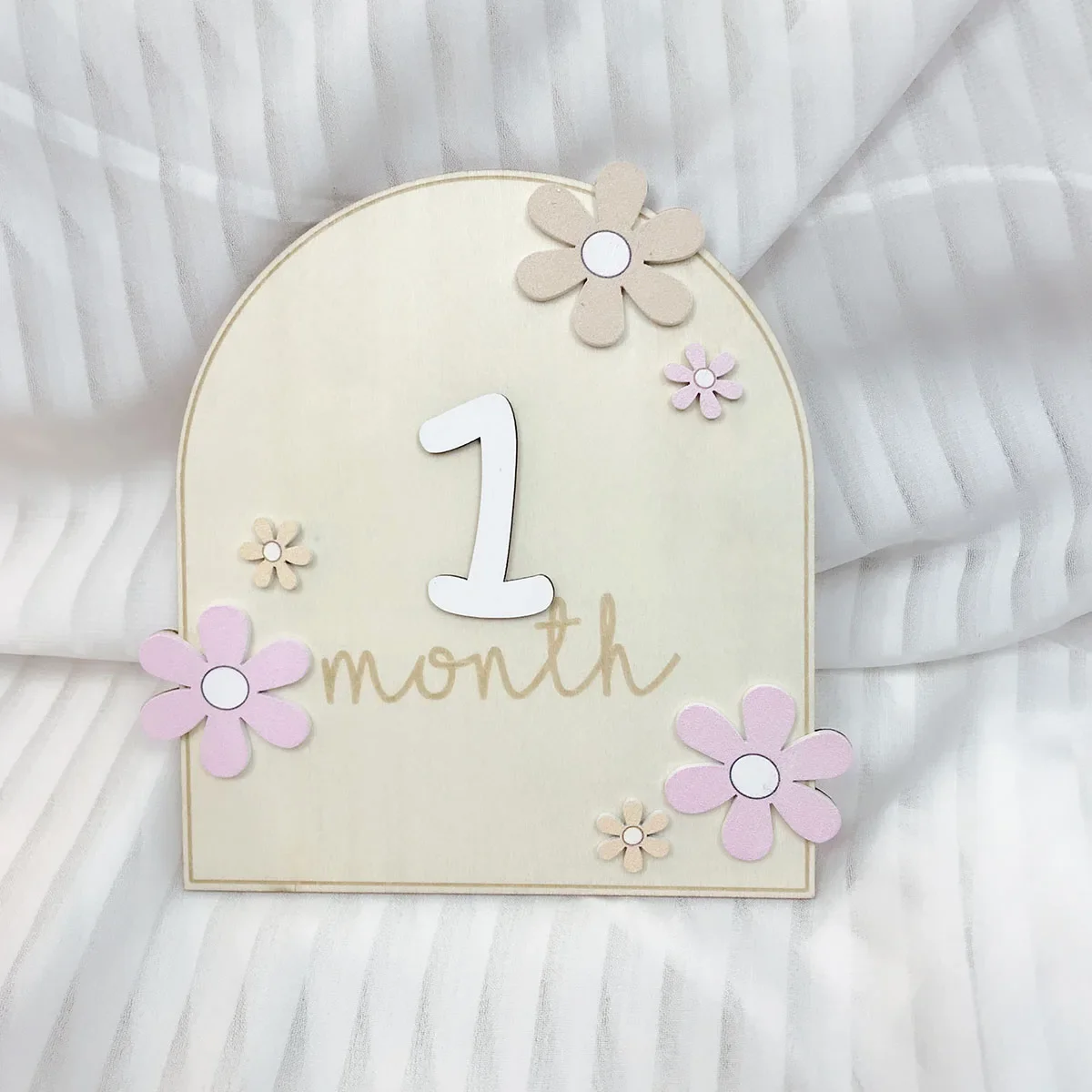 Detalle floral de tarjeta de madera doble cara