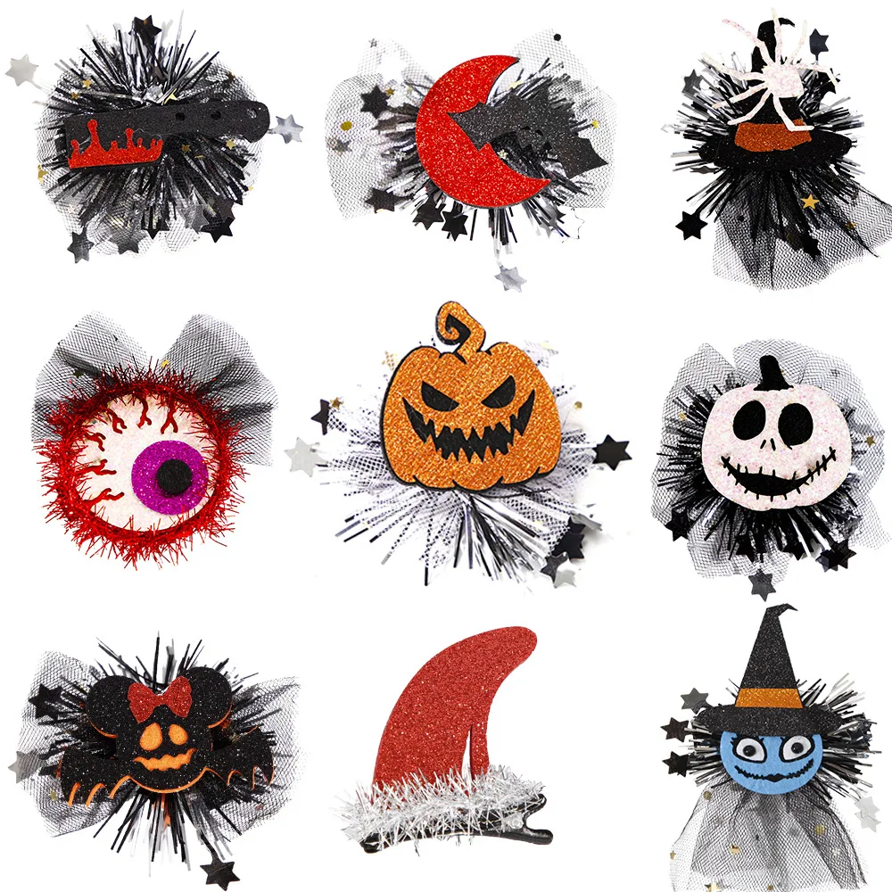 Detalle de decoración con borde de malla y formas de Halloween