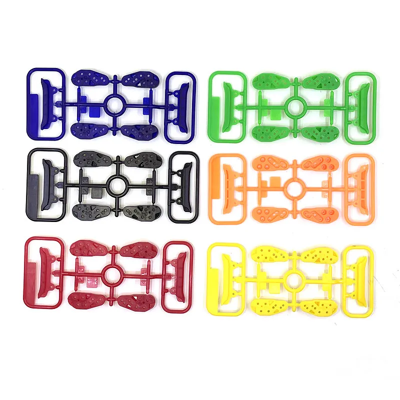 Montaje de piezas Mini 4WD con enfoque en el frontal