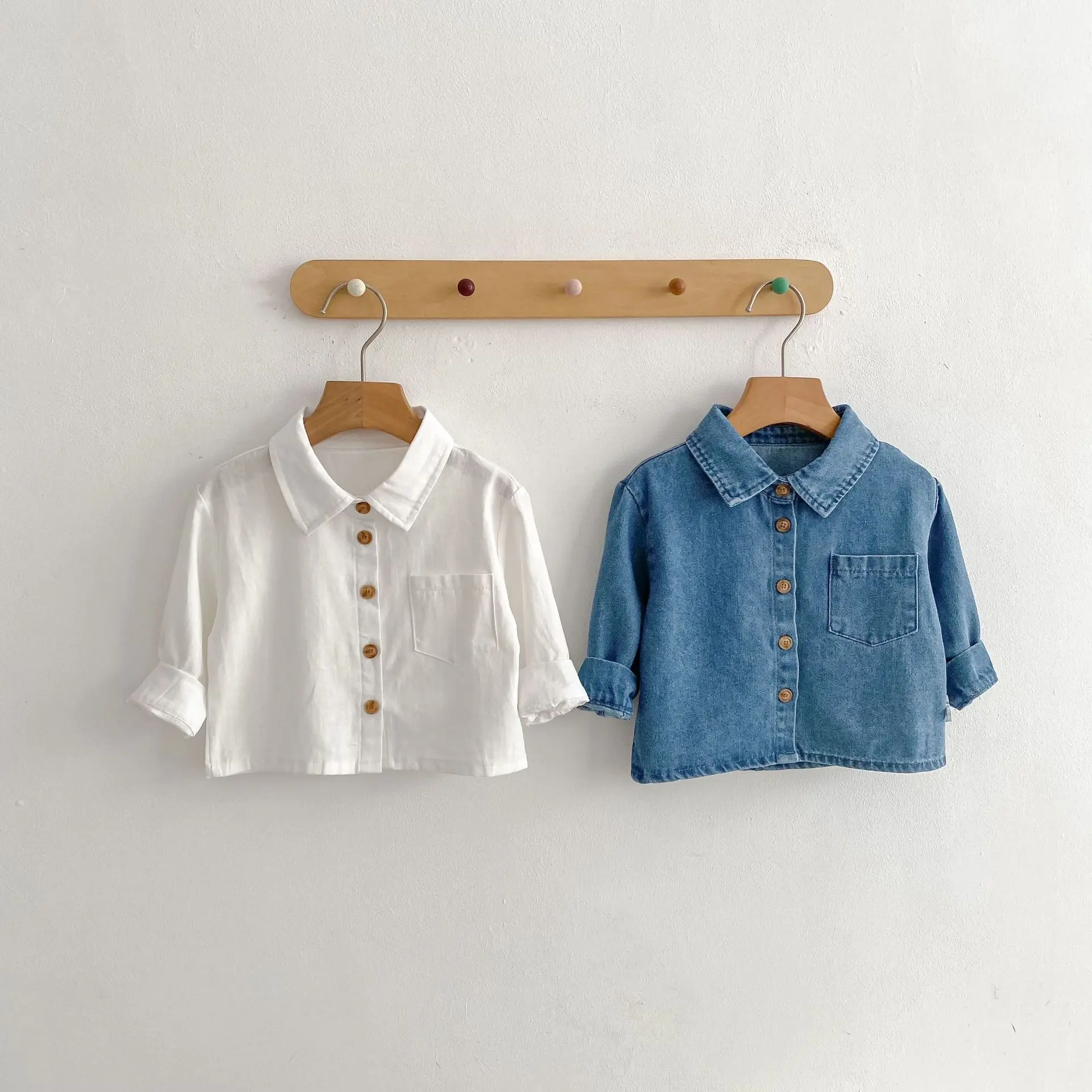 Camisa vaquera blanca bebé manga larga para niñas – Primavera básica - imagen 4