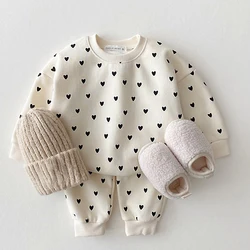 Conjunto informal con sudadera de corazón para bebé niña
