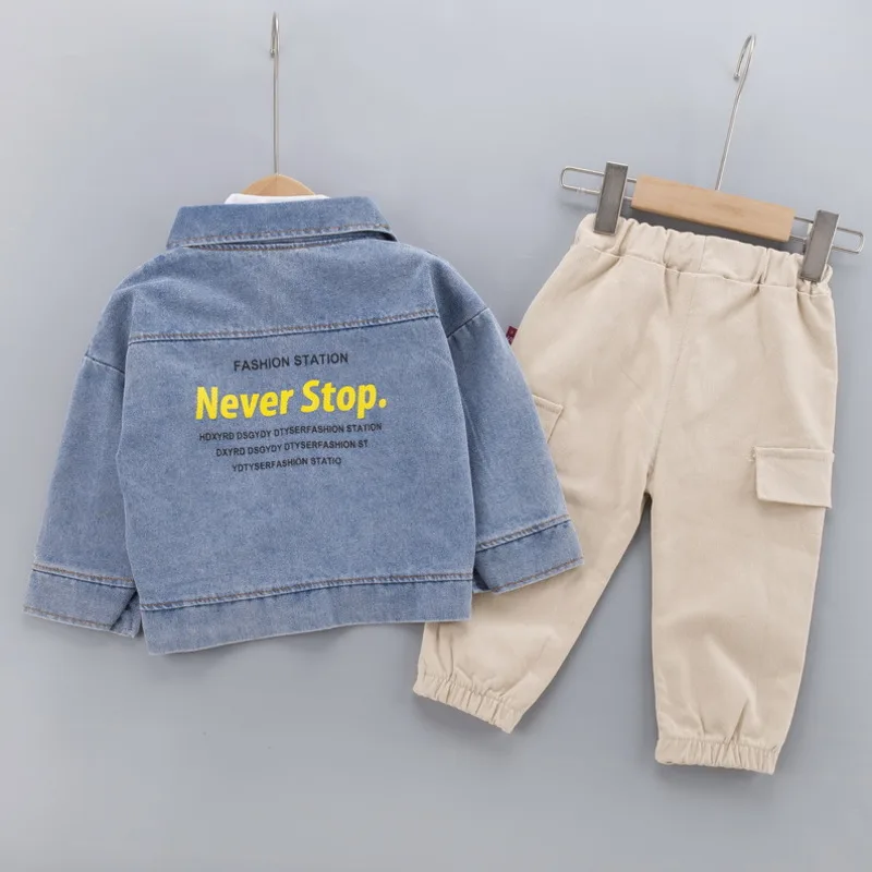Conjunto infantil de otoño: chaqueta, camiseta y pantalones - imagen 4