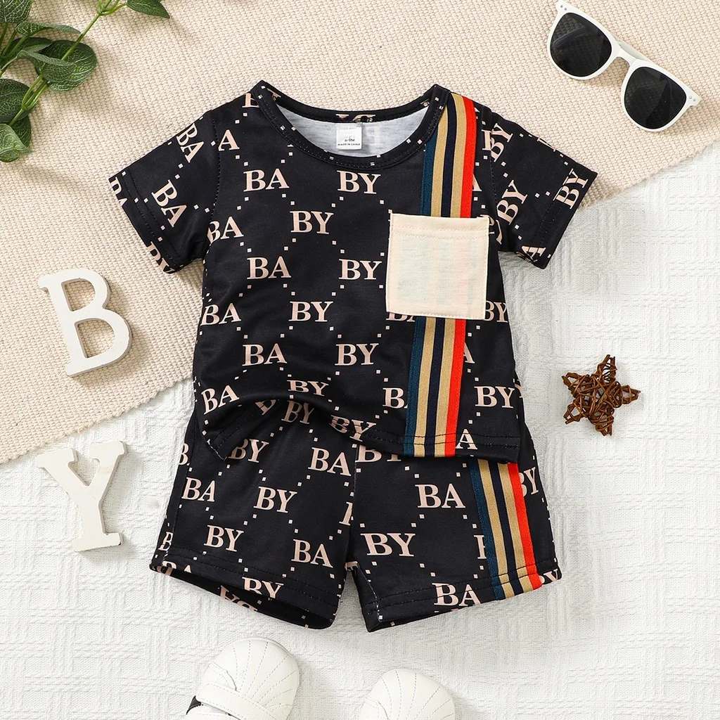 Detalle de la camiseta con letras para bebé