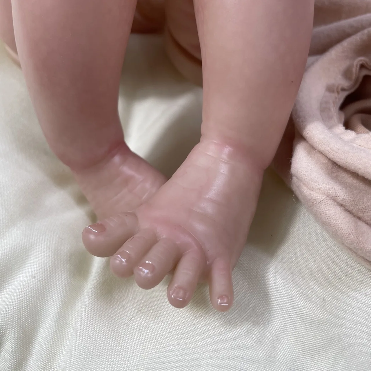 Rosalie – Muñeca realista de vinilo 48 cm con pelo enraizado - imagen 2