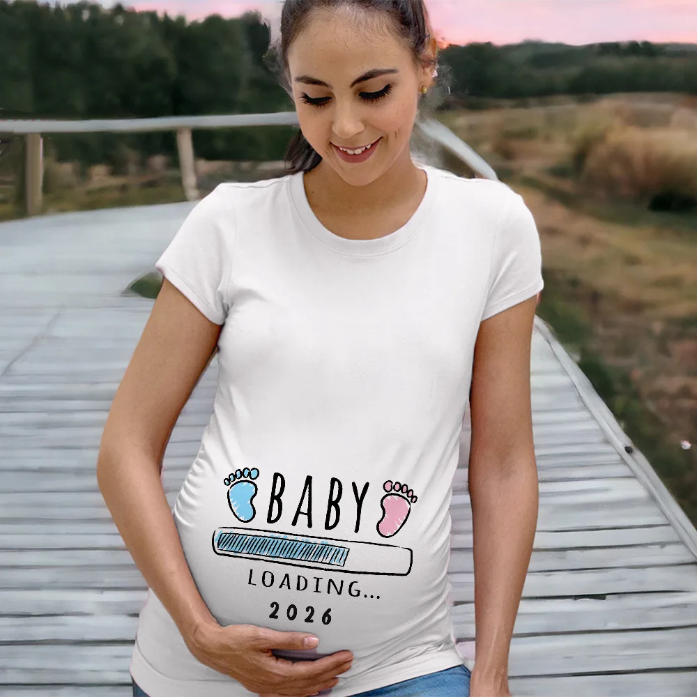 Camiseta de embarazo con estampado Bebé cargando 2026 en fondo blanco