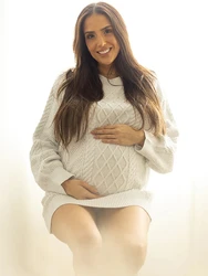 Vestido de punto premamá de ochos blanco para sesión de fotos