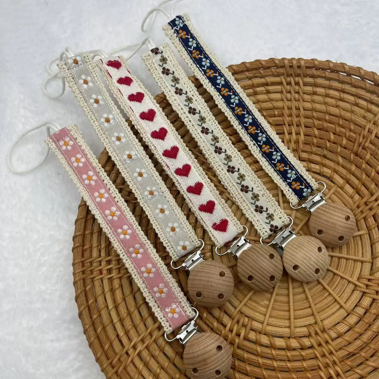 Clip retro para chupetes con adorno floral de encaje bordado