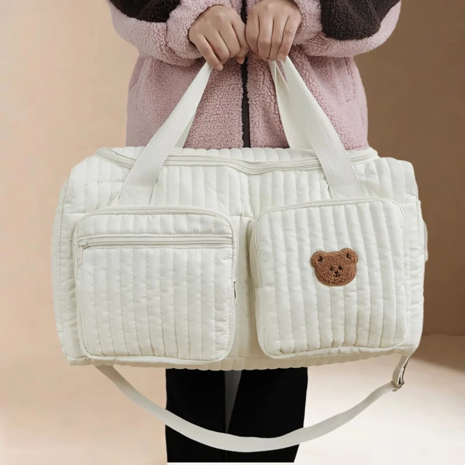 Bolsa de pañales rayada con ventana transparente y parche oso