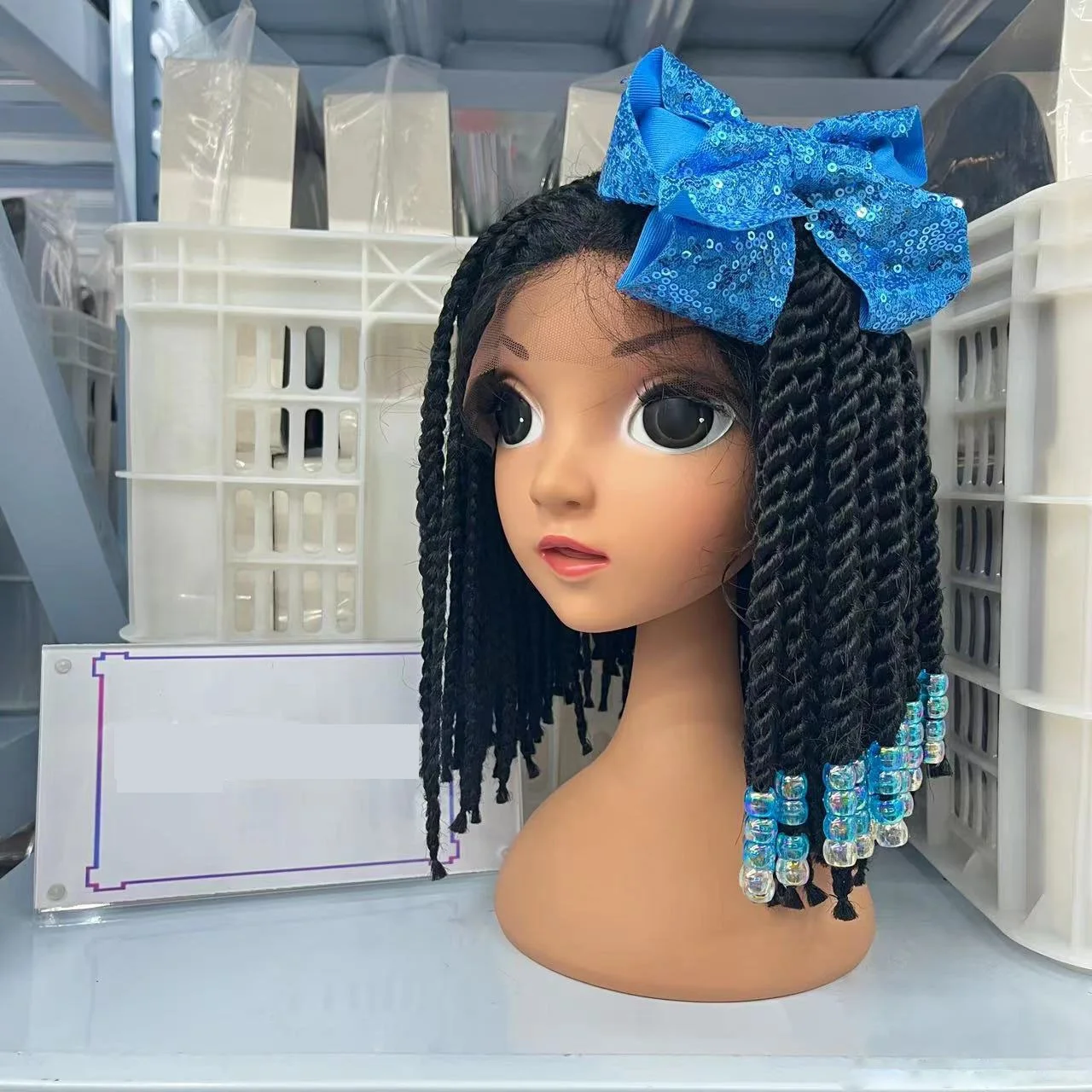 Modelo infantil con peinado festivo completo