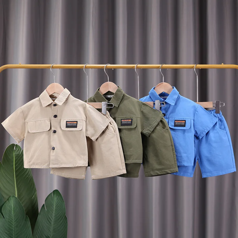 Detalle de la camisa infantil con botones