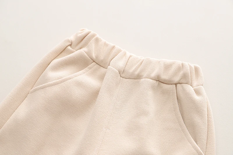 Pantalones en estilo infantil para entretiempo