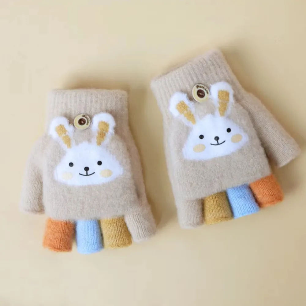 Modelo infantil con los guantes puestos