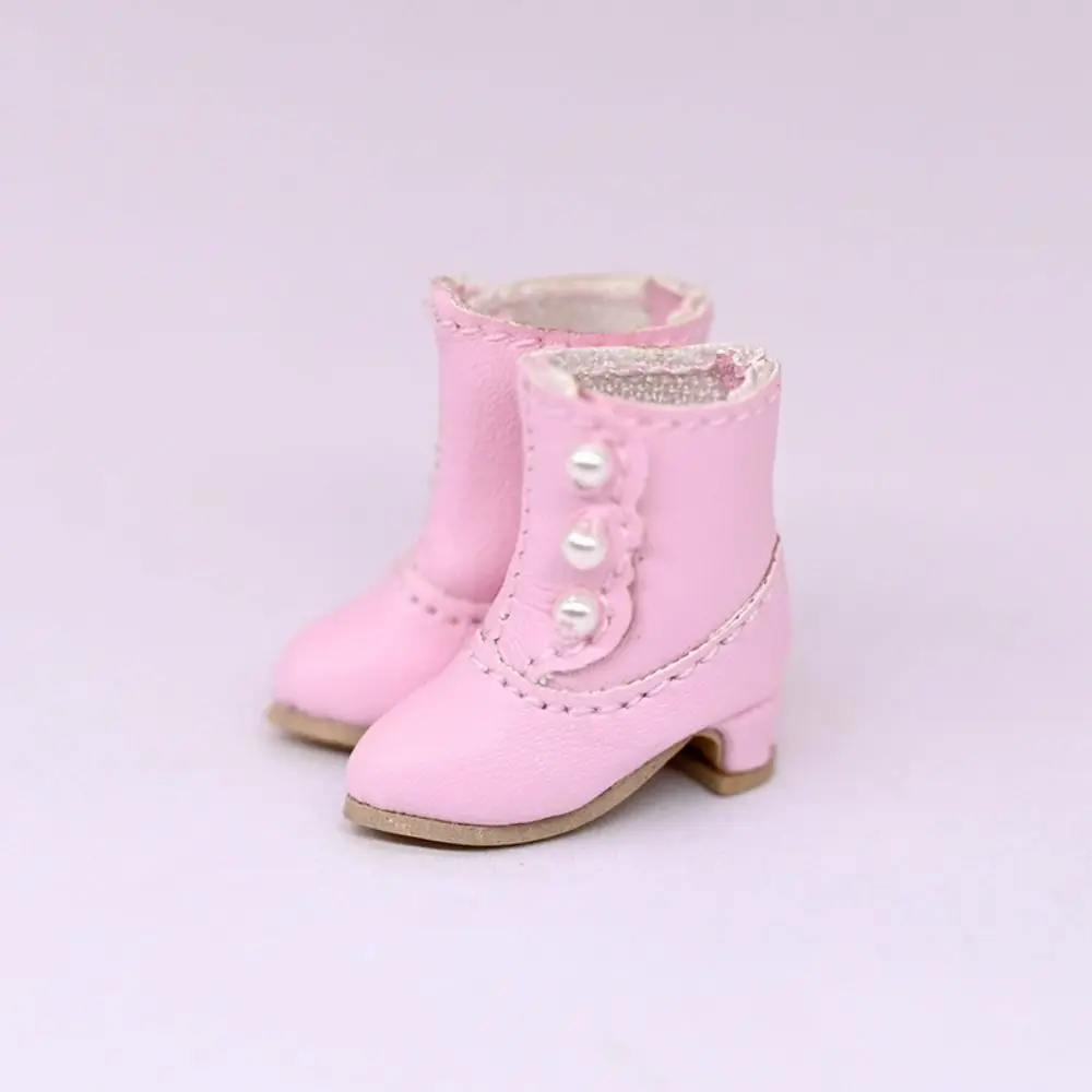 Par de botas mini altas listas para el juego