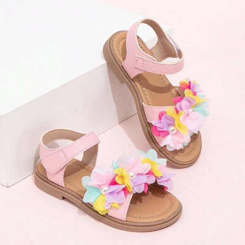 Detalle del diseño floral en sandalias para niña