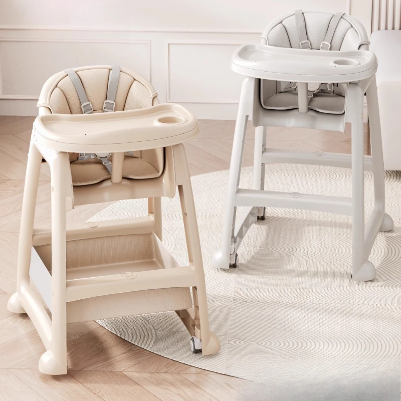 Silla alta ajustable con base antideslizante para bebé en restaurante