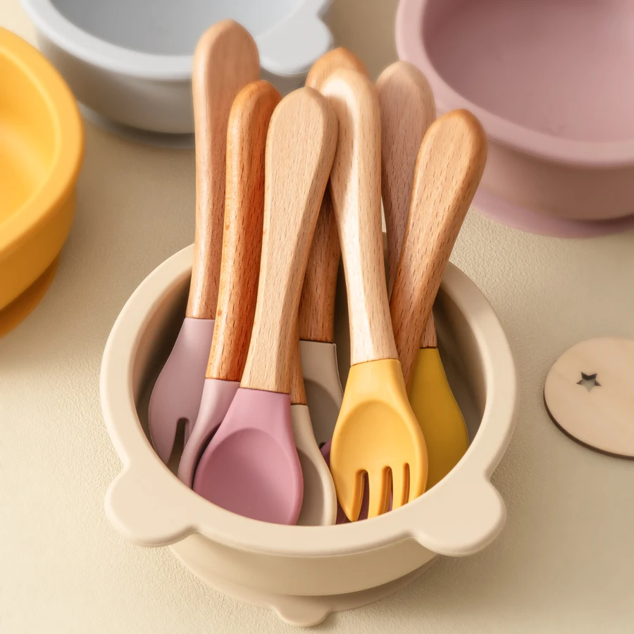 Primer plano del tenedor de silicona y su mango de madera