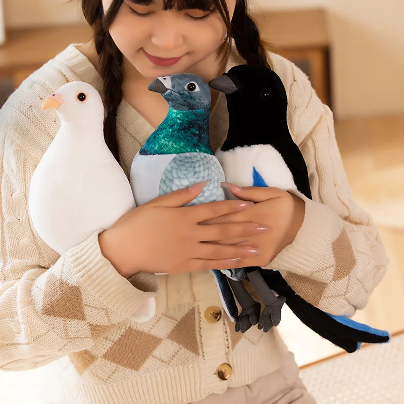 Peluche pájaro usado como decoración del hogar