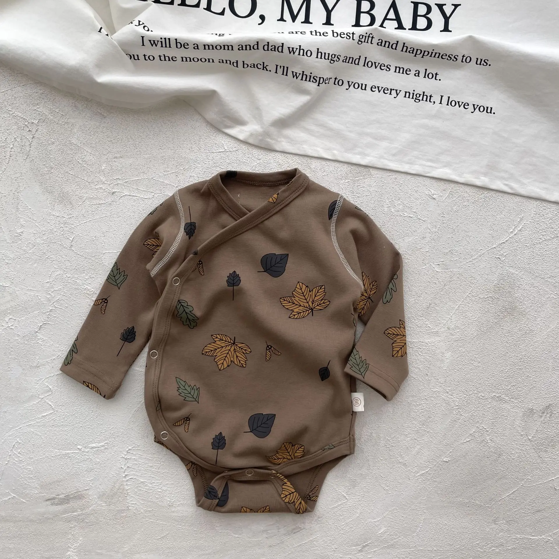 Mameluco algodón para recién nacido con estampado de hojas de manzana
