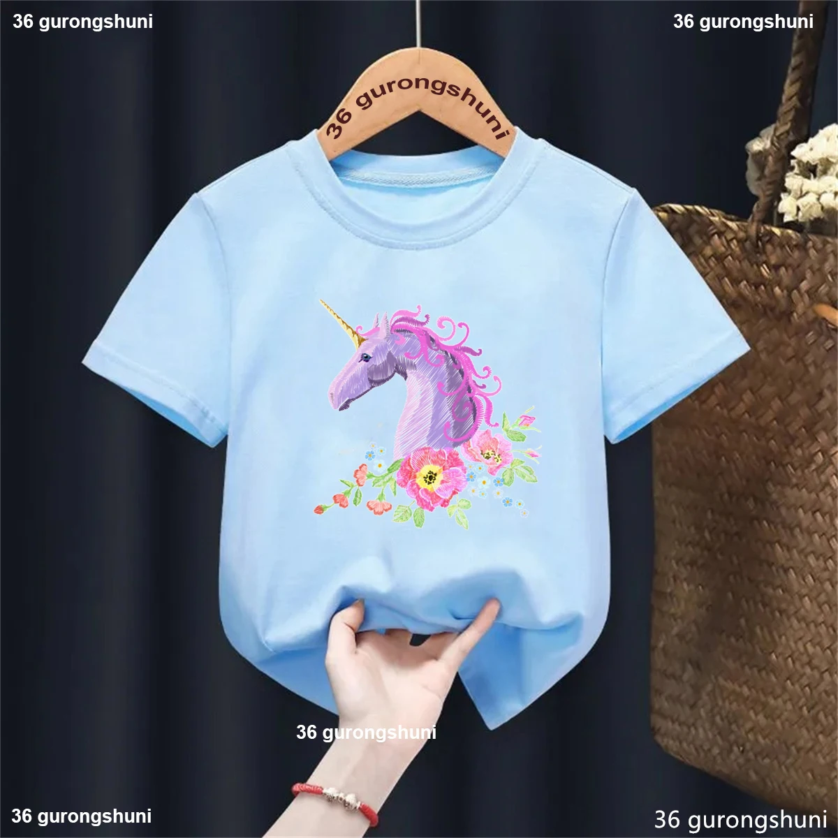 Camiseta infantil con estampado de unicornio y flores