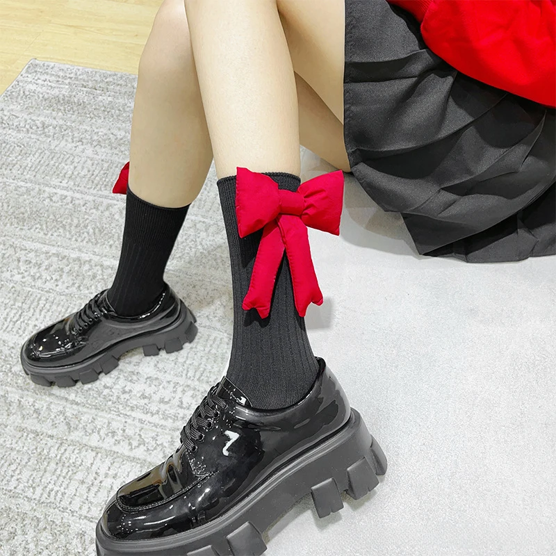 Calcetines hasta la pantorrilla con lazo rojo decorativo acanalado - imagen 4
