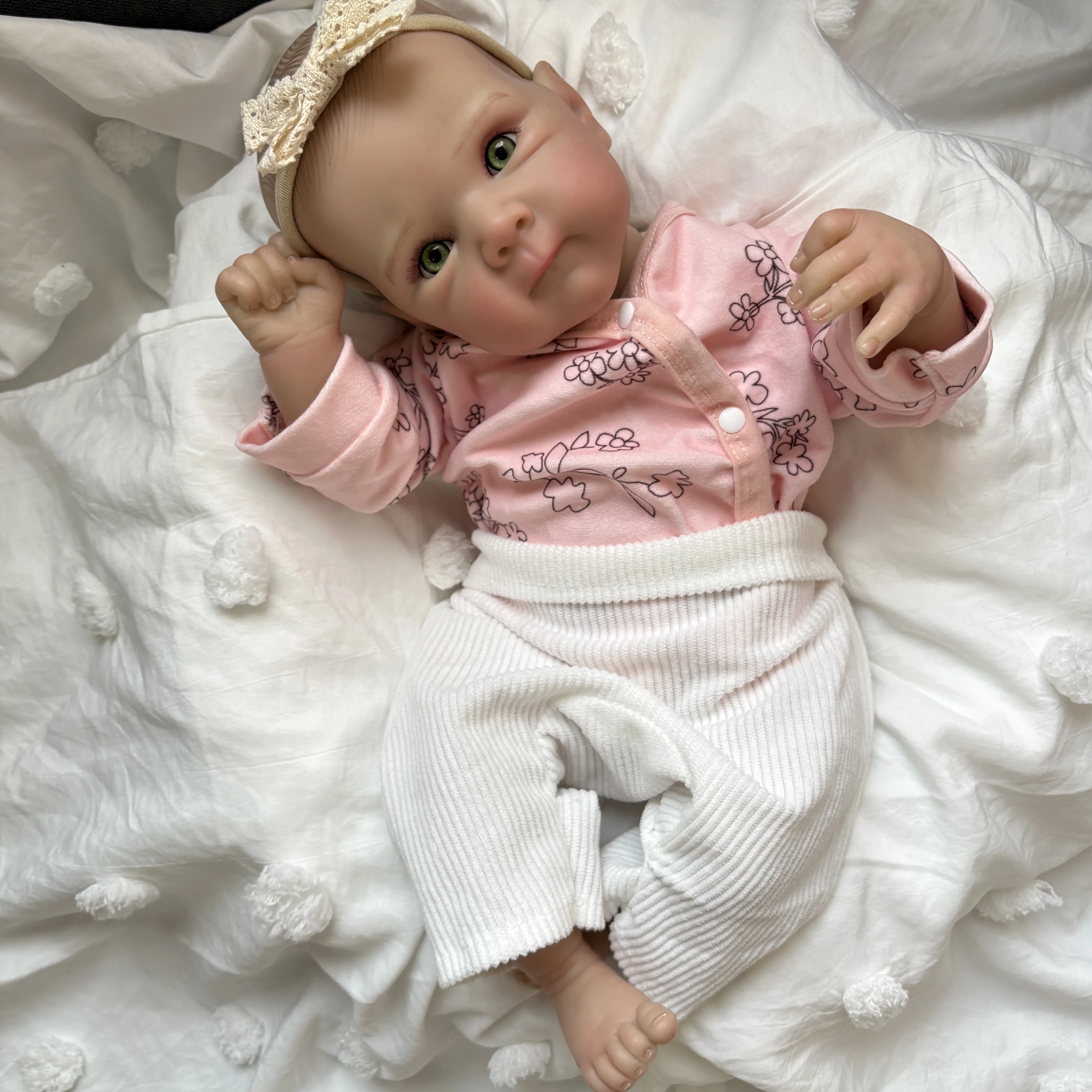 NPK Beta Reborn sentada con body azul