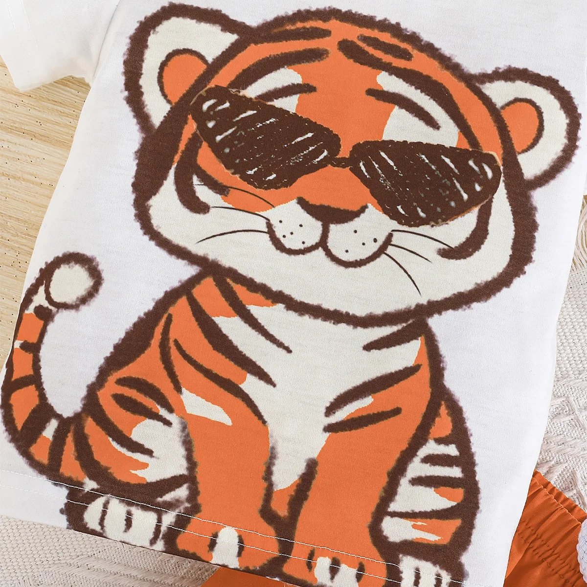Conjunto verano para niño con camiseta estampada y pantalón corto - imagen 2