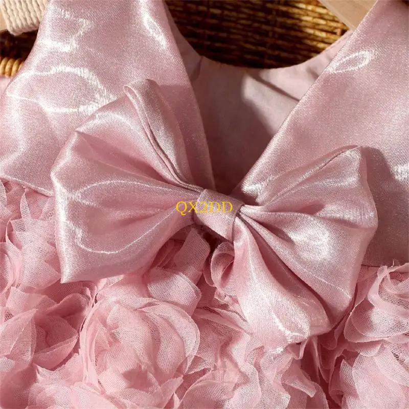 Diadema floral y vestido con diseño de rosas