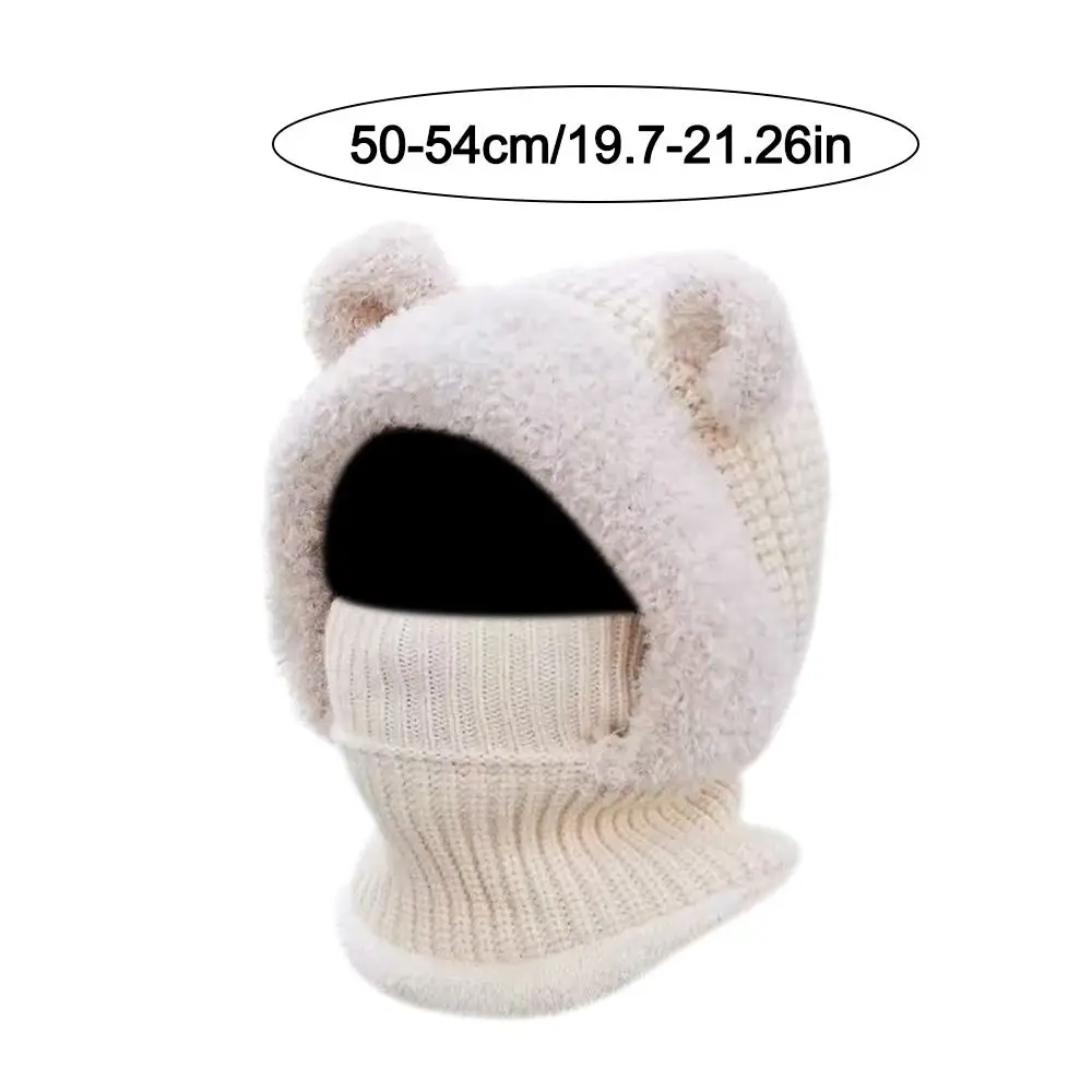 Gorro infantil mostrando la capucha ajustable