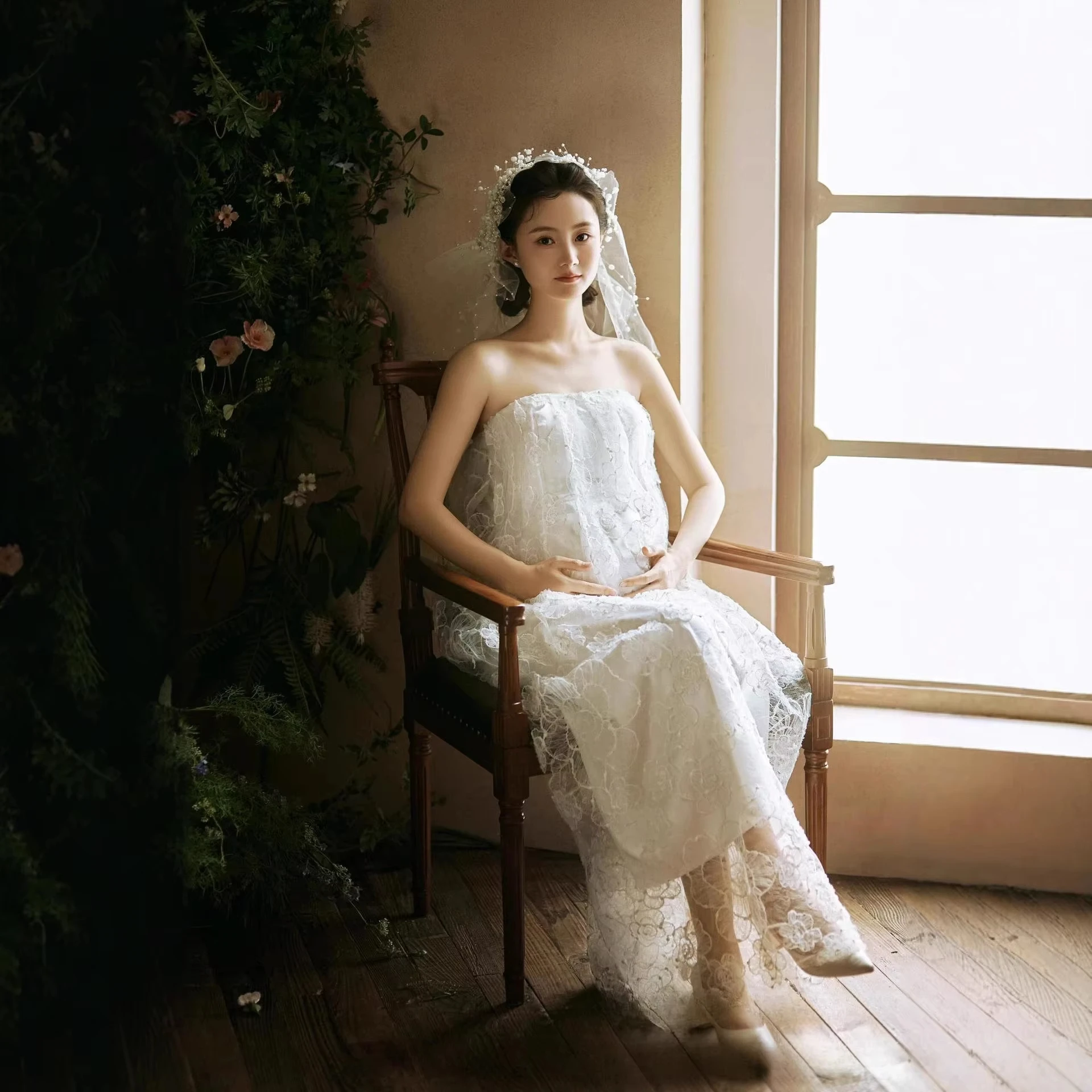 Vestido premamá blanco de encaje ideal para sesión fotográfica - imagen 4