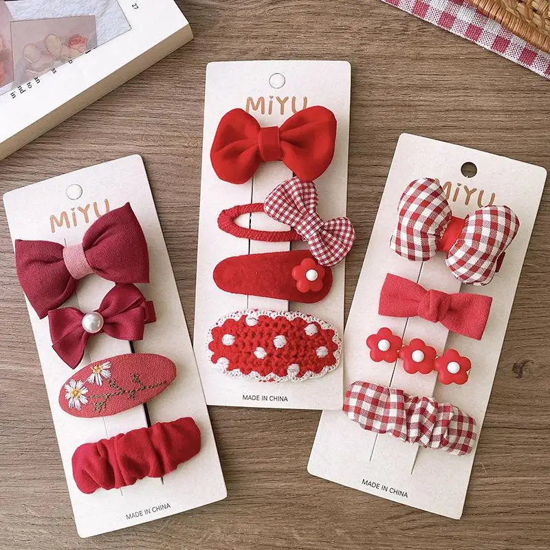 Horquillas rojas usadas en peinado de media cola infantil