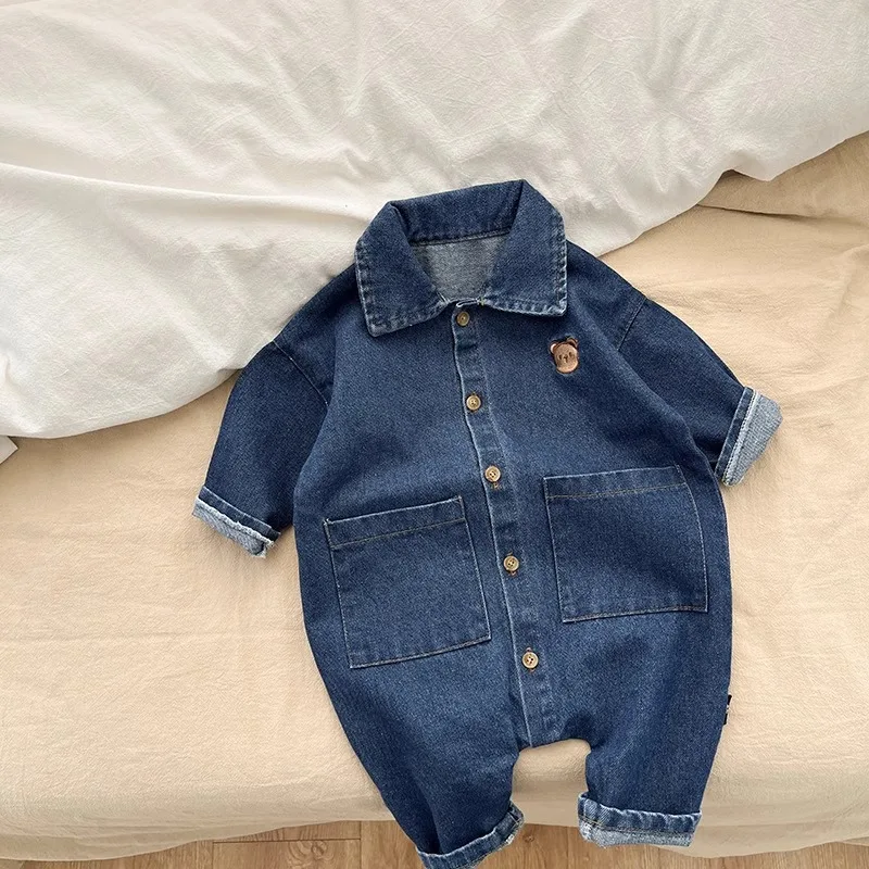 Pelele de mezclilla infantil con look casual para el día a día