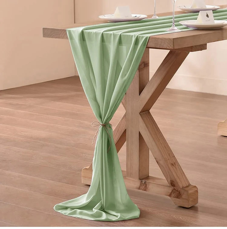 Decoración de mesa con camino de gasa y centros de flores