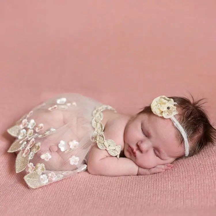 Accesorios fotografía bebé: vestido de encaje, bodi y manta Flokati - imagen 4