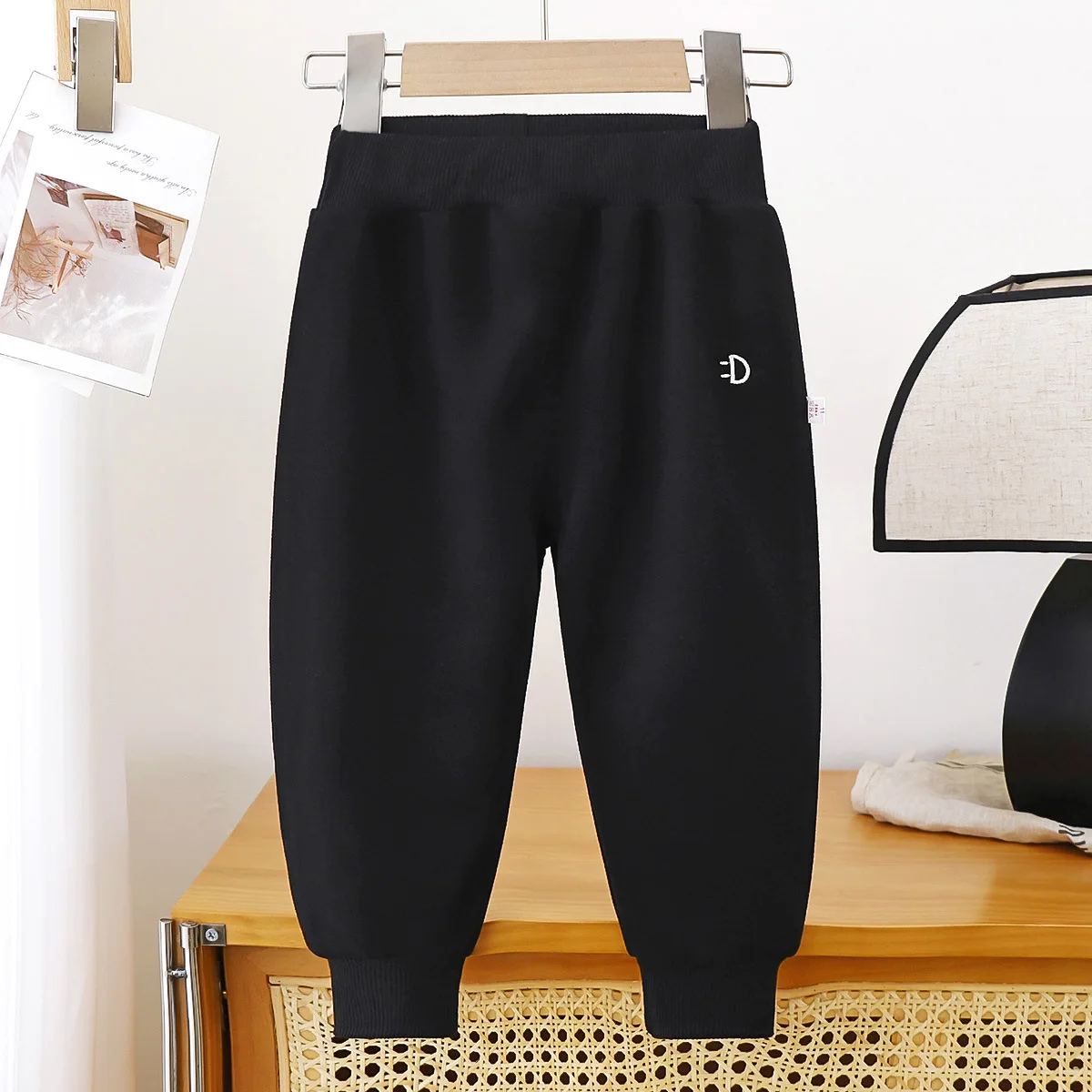 Pantalones deportivos de tela con bandas elásticas para niños