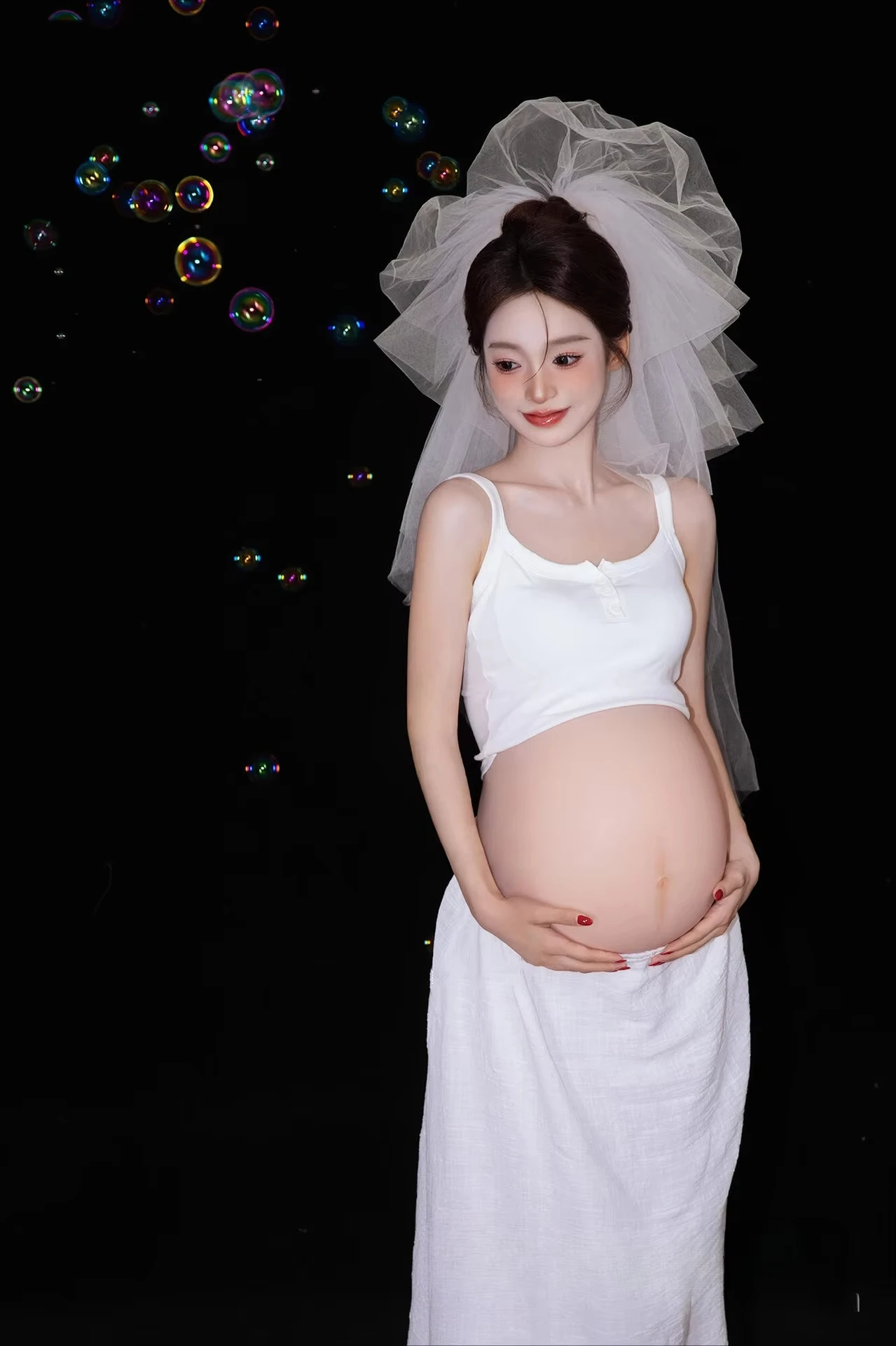 Vestido premamá blanco con velo elegante para sesión de fotos - imagen 5