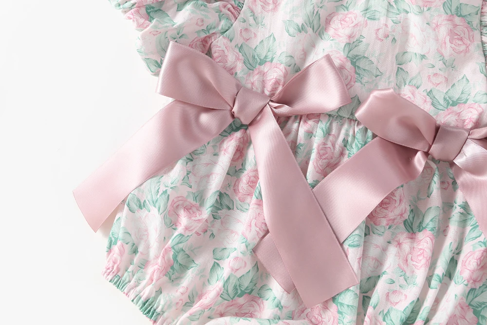 Detalle de la tela y el estampado floral