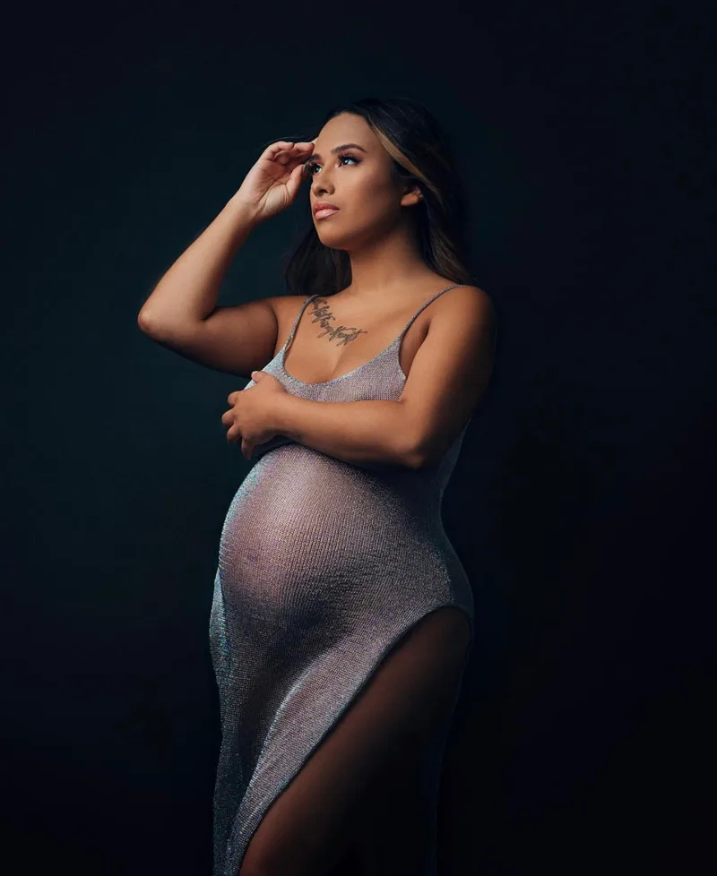 Vestido de maternidad en punto dorado para sesión fotográfica - imagen 5