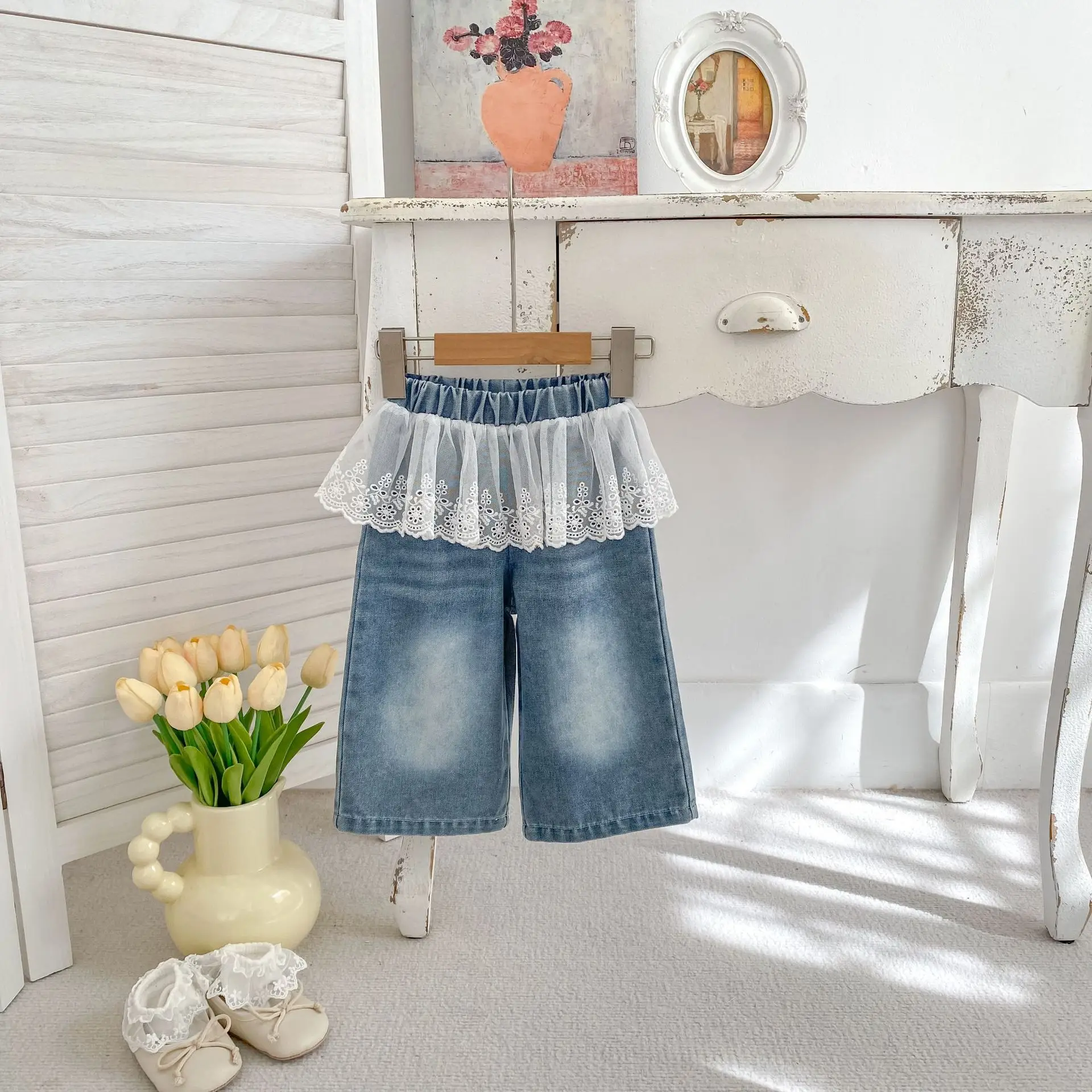 Detalle del corte ancho y tejido ligero de los pantalones vaqueros infantiles